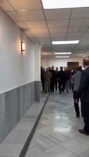 ברגע שבו אטיף נג'יב, התליין של דארה ובן דודו של בשאר אל-אסד נכנסו לישיבת בית המשפט כדי להכריז על גזר דין המ…