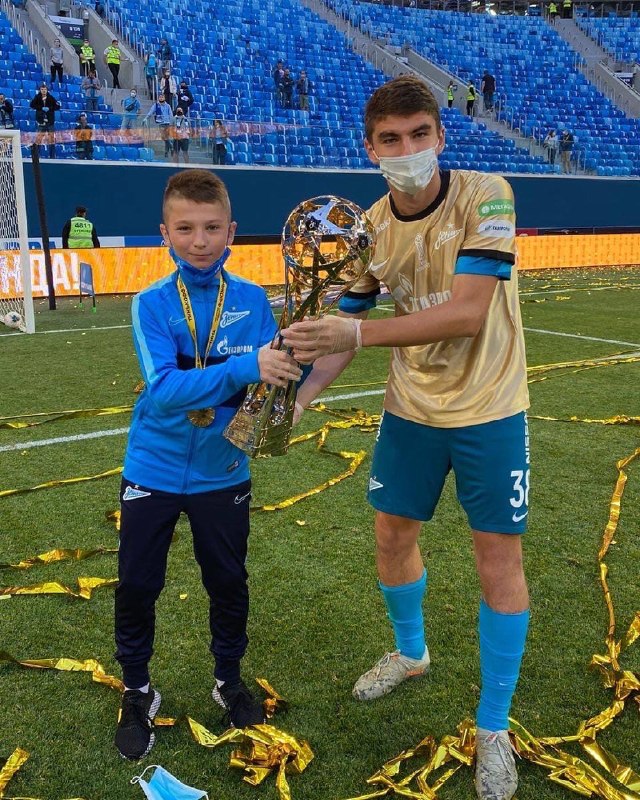 2020 год: юный Амир Мусаев со своим братом Леоном празднует чемпионство на «Газпром Арене» 2026 г…