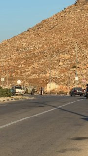 כוחות הכיבוש סוגרים את הכניסה המערבית לכפר אל-מוג'יר, מצפון מזרח לרמאללה, ויורים פצצות גז מדמיע ומטרידים את…