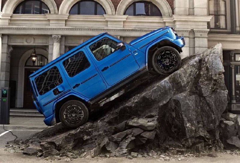 Электрический Гелик появился в России: столичный дилер продаёт G-Class EQ с «танковым» разворотом.