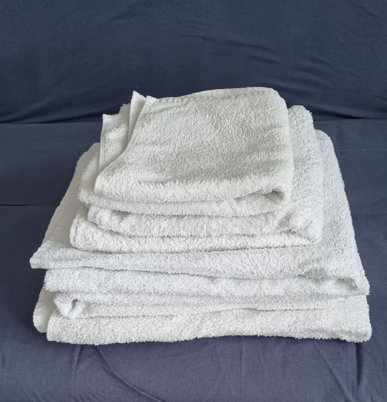 Продам полотенца. Два огромных, одно большое банное, два для рук. — фото 1