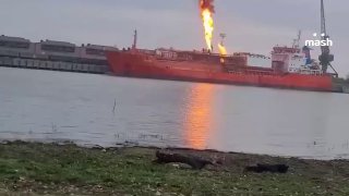Три российские "Герани" подбили танкер с 4000 тоннами сжиженного природного газа, прибывший в украинский порт "Измаил". Предположительно, СПГ — американский.Кадры сгорания газа снял и опубликовал один из жителей румынского села Плауру. Говорит, из-за угроз