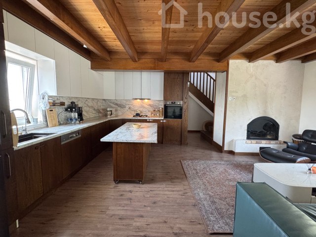 Продажа, дом, свободная планировка, 4.8 сот., 113 м2Адрес: Бишкек, СК. Тоо-ЖелиЦена: $160 000 (14 014 400 сом)Тип предложения: от собственникаДом: кирпичный, 2015г.Кол-во этажей: 3Площадь: 113 м2, жил