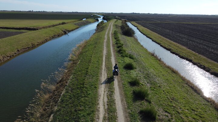 新手單車旅行搭帳篷，首選居然是墓園？
