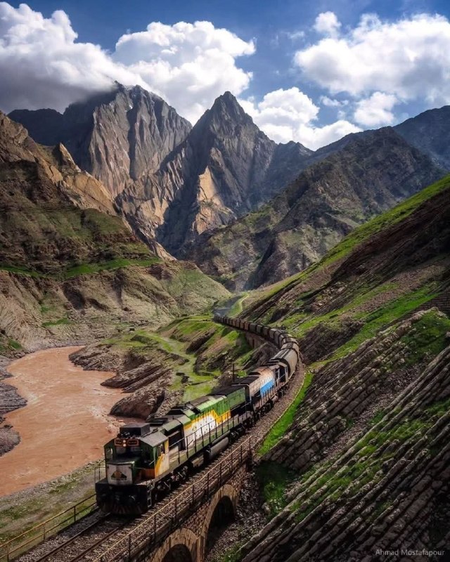 National Geographic farsi: یکی از زیباترین قسمت های مسیر راه آهن سراسری تهران-جنوبحدفاصل ایستگاه های تنگ هفت تا تنگ پنجاستان لرستان🌏 | @NationalGeo