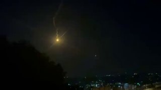מקורות מקומיים: כוחות ישראל יורים אבוקות תאורה מעל אזור "כרם אל-חטיב", מערבית לעיירה טוקו', דרומית מזרחית ל…