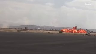 רגע ההפצצה של שדה התעופה בצנעא על ידי מטוסי קרב סעודיים