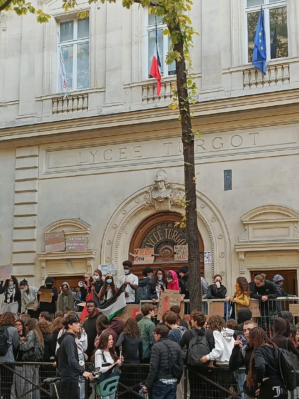 🇫🇷 Up to 500 schools in France are to be closed on Monday as the riots continue