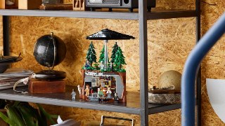 LEGO представила набор по «Секретным материалам»Конструктор позволит собрать кабинет Фокса Малдера, а также лес с парящим над ним НЛО. Две композиции можно объединить в одну, чтобы набор смотрелся лаконичнее.В комплекте также есть набор из восьми фигурок с