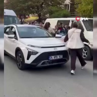 קטטה פרצה בין שתי נהגות שהתווכחו על פינוי דרך בביויקצ'קמצ'ה, איסטנבול.