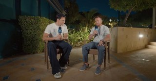 Комику Нурлану Сабурову запретили въезд в Россию на 50 лет из-за критики СВО и нарушения миграционного и налогового законодательства — сейчас он в аэропорту Внуково и не может вернуться обратно.  Юмориста остановили на досмотре в авиагавани и отказали во в