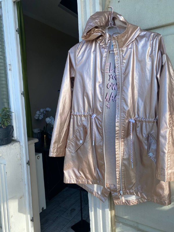 Продаю красивый, водо не проницаемый, новый плащ на девочку. Маркировка рост 152. — фото 1