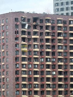 В Екатеринбурге дроны попали по многоэтажке в ходе атаки на логцентр WildberriesCегодня украинские беспилотники атаковали Свердловскую область. В результате атаки были повреждены жилые дома и логистический центр, пострадавших нет, рассказал губернатор Дени