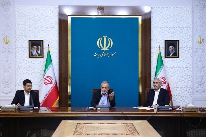 اعتمادآنلاین: 🔻پزشکیان: دریافت هرگونه خدمت در کشور منوط به ارائه کد پستی و کد ملی میشودرئیسجمهور:🔹آگاهی از دادههای مکانی، هویتی و