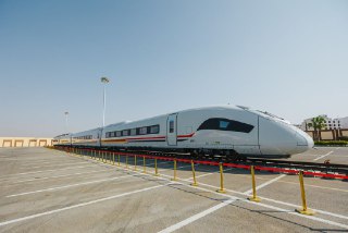 #通行线·铁路#【即将从零到世界第六！埃及高铁列车亮相】在近日开幕的TransMEA 2025交通物流展上，西门子交通首次向埃及公众展示了专为当地沙漠环境设计的Velaro高速列车。同日，其Desiro HC区域型列车也在开罗附近的新建线路上完成首次试运行，标志着埃及高铁系统的建设迈出重要一步。此次亮相的Velaro高速列车专为埃及沙漠环境量身打造，最高时速达250公里，可容纳489名乘客。列车针对埃及的风沙、高温与扬尘等恶劣天气进行了特殊优化，配备了更强效的空气过滤与增强型空调系统，以保障在极端气候条件下