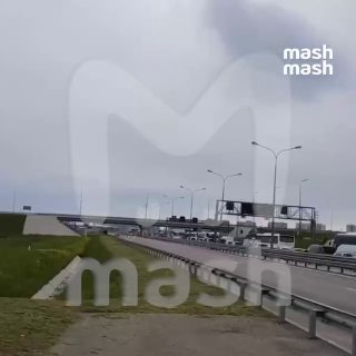 30 километров — длина пробки перед 1 мая на Крымском мосту. Его перекрыли в три утра из-за украинских атак — на въезд скопилась огромная многочасовая очередь из 4 тысяч машин.К 10 утра мост так и не открыли, и все рванувшие к морю туристы коротают время ка