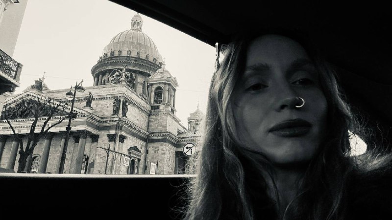 Не спеша возвращаюсь к себе, как фотограф. Для тех, кто не знал, до волос я плотно занималась фотографией — целых 8 лет.  Найдя свой стиль и внутреннее вдохновение, примерно в тот же момент я решила оставить фотографию в прошлом и полностью посвятить себя стрижкам и уходу за волосами.  После перерыва в 10 лет я решила вспомнить свой стиль и продолжить заниматься фотографией. В поисках новых открытий в себе и чтобы не утратить этот талант навсегда.  А вы когда-нибудь задумывались, что именно вы хотели бы вернуть — мечты и увлечения?Не спеша возвращаюсь к себе, как фотограф. Для тех, кто не знал, до волос я плотно занималась фотографией — целых 8 лет.  Найдя свой стиль и внутреннее вдохновение, примерно в тот же момент я решила оставить фотографию в прошлом и полностью посвятить себя стрижкам и уходу за волосами.  После перерыва в 10 лет я решила вспомнить свой стиль и продолжить заниматься фотографией. В поисках новых открытий в себе и чтобы не утратить этот талант навсегда.  А вы когда-нибудь задумывались, что именно вы хотели бы вернуть — мечты и увлечения?