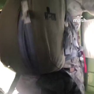 Десантники по всей России отмечают День ВДВ — где-то всё культурно: концерты, показательные выступления и семейные гулянья. Где-то уже традиционно устроили краш-тест головы бутылкой. Самые смелые решил провести праздник в небе. Чтобы заценить весь эпик, со