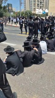 🇮🇱 מפגינים חרדים חסמו את הציר מחוץ ללשכת הגיוס בתל השומר, במחאה נגד החרדים שהתגייסו היום.