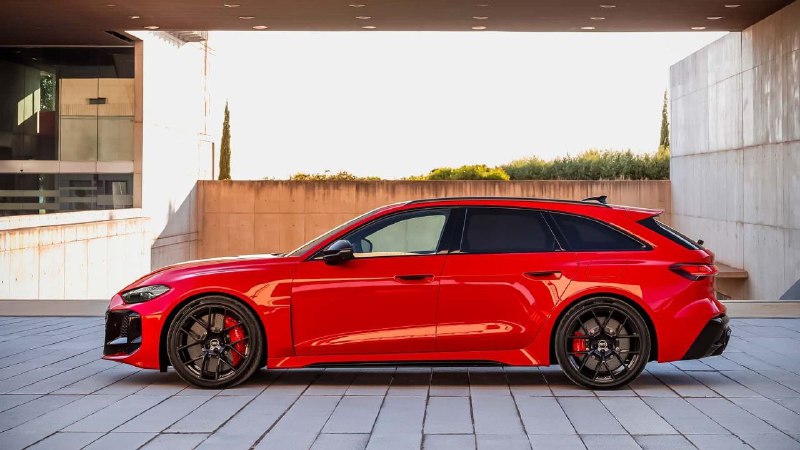 Audi официально представила новую RS5 B10 — сразу в двух кузовах: седан и универсал. Под капотом 2,9 3