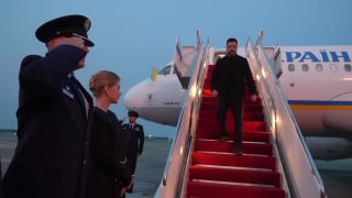 Зеленский прилетел в США. Сегодня он должен встретиться с ТрампомПрезидент Украины Владимир Зеленский сообщил, что прилетел в Вашингтон. Сегодня он встретится с президентом США Дональдом Трампом и американскими сенаторами. Кроме того, он будет участвовать 