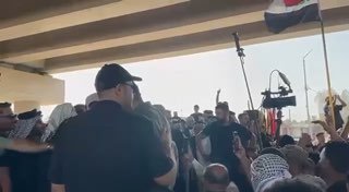 ראש ועדת הביטחון במועצת נפת בבל, מוהנאד אלאנזי, במהלך ההפגנות שדחו את החזרת הטרור לג'ורף אלנסר: נשק ההתנגדו…