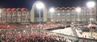 כעת האווירה באולם התפילה בטהרן היא נוכחות גדולה של אנשים בשעות האחרונות של הפרידה מהמנהיג ההרוג.