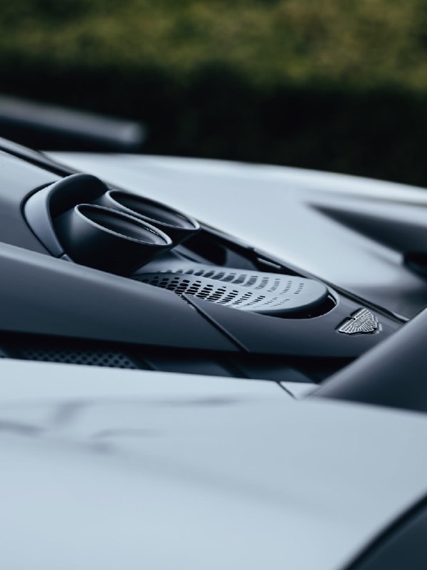 Первый среднемоторный суперкар Aston Martin 6