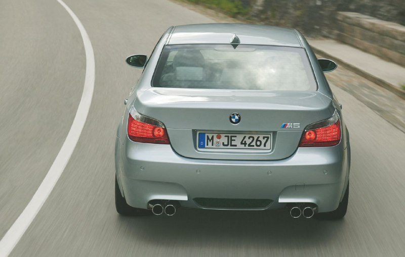 По-настоящему легендарный факт: BMW M5 E60 в 2004 году стал первым в мире серийным спортивным седано 3