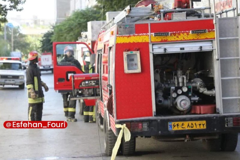 اصفهان فوری: حریق خودرو در کاشان و نجات دو زن محبوس🔹سخنگوی سازمان آتش‌نشانی و خدمات ایمنی شهرداری کاشان از وقوع حریق یک دستگاه خودرو 