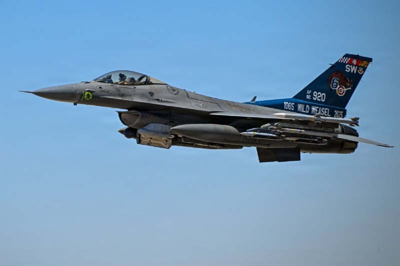 CENTCOM: מטוס קרב F-16 של חיל האוויר האמריקאי המריא מבסיס במזרח התיכון. הכוחות האמריקאים עדיין בכוננות.