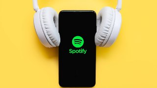 Пользователи Spotify официально смогут создавать ИИ-слопКомпания заключила крупное соглашение с Universal Music Group. Оно позволит пользователям сервиса создавать фанатские обложки и ремиксы треков при помощи генеративного ИИ.Как именно будет работать фун