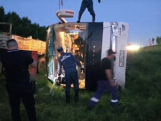 Междугородний автобус с 46 пассажирами перевернулся в Татарстане — водитель не справился с управлением и вылетел в кювет.Автобус следовал по маршруту  Самара — Набережные Челны. Внутри находились 46 человек, включая двух водителей и двоих детей. В результа
