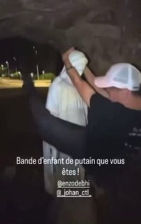 🇫🇷 זעם בקורסיקה לאחר ששני מהגרים צעירים מצלמים את עצמם מגבשים ומטיחים בפסל של מרים הבתולה