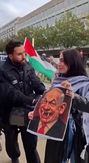 الشرطة الألمانية تسحل ناشطة أجنبية رفعت صورة نتنياهو بفعالية تضامن