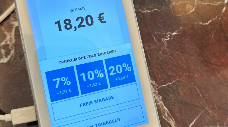 Вас тоже раздражает предложение оставить 20% чаевых за кофе навынос? Правозащитники в Германии называют это "манипуляцией" Чаевые в ресторанах и кафе сейчас почти везде можно оставить, расплатившись картой. Где-то проще самому озвучить общую сумму, добавив
