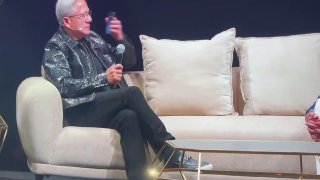 Трамп позвонил гендиру Nvidia Дженсену Хуангу, когда тот находился на сцене на саммите All In: Трамп сказал: «Что замечательно в Дженсене, так это то, что он может создать лучший ИИ-чип в мире, но не может понять, как подключить меня к громкой связи». Они 