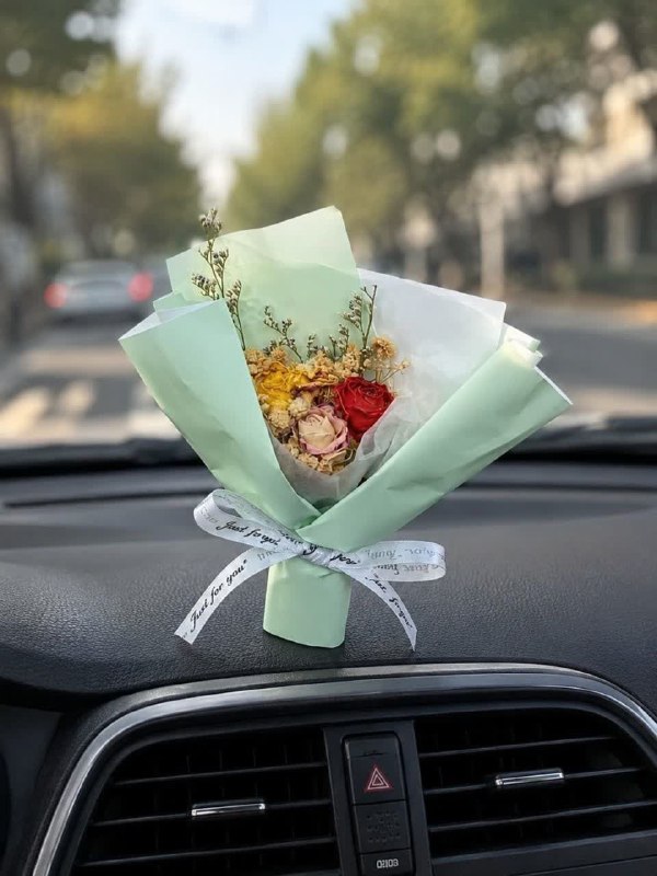 آرایشی بهداشتی شاپرک: 🌸 خوشبوکننده طرح گل | زیبایی و عطر دلنشین در خودروی شما 🌸با این خوشبوکننده شیک و خاص، فضای داخل خودرو همیشه خوش‌عطر و چش