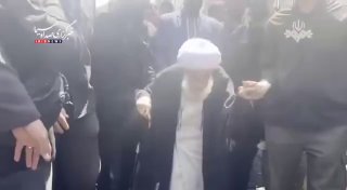 האיש המבוגר מ"הישות הממזרית" השתתף גם הוא והלך במזל"ט כדי להיפרד מהאימאם שנהרג.
