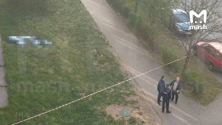 Тела пенсионерки, её дочери и внука нашли под окнами многоэтажки в Калининграде.Женщине было 70 лет, дочери — 41, ребёнку — 3 года. В кармане бабушки лежала предсмертная записка, она страдала психологическим заболеванием.СК проводит проверку.❗ Не грузятся 