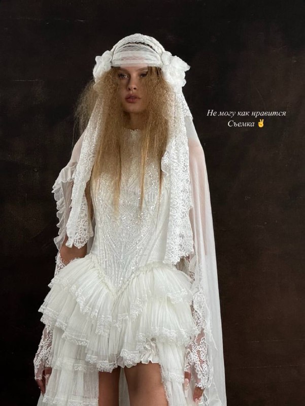 Меня пригласил кутюрный бренд RARA для работы над имиджевой съёмкой в Москве — и для меня этот проект стал примером того, как волосы могут усиливать стиль не меньше, чем аксессуары.Модель — Кристина Кустова-Гагонина: блонд, темная прикорневая зона, средняя густота. Мы сделали один образ на её натуральных волосах, чтобы сохранить связь с референтной красотой модели. Но ключевая задача стояла иначе: создать новые визуальные коды и расширить стиль бренда через волосы.В современной фэшн-съёмке волосы перестали быть «дополнением». Они работают как самостоятельный художественный объект, способный менять настроение кадра, силуэт и даже считываемость ДНК бренда.Поэтому я сразу отказалась от идеи ограничиться одним направлением и цветом в укладке — и перешла к поиску более масштабных решений. Стилист помог отобрать направление согласованное с брендом, так начался этап, который я считаю обязательным для любого художника по волосам, работающего в fashion-формате: грамотный подбор и подготовка париков.Парик в съёмочном процессе — это не маска, а инструмент: — для смены характера модели, — для выхода за рамки привычной эстетики волосВ следующих постах разберу: — как выбирала конкретные парики; — на какие параметры обращать внимание, чтобы образ выглядел дороже; — и какие решения сработали для RARA лучше всегоПродолжение — скороPS. 1 фото — из социальной сети модели , 2 фото — прическа из своих волос, 3 фото — парикМеня пригласил кутюрный бренд RARA для работы над имиджевой съёмкой в Москве — и для меня этот проект стал примером того, как волосы могут усиливать стиль не меньше, чем аксессуары.Модель — Кристина Кустова-Гагонина: блонд, темная прикорневая зона, средняя густота. Мы сделали один образ на её натуральных волосах, чтобы сохранить связь с референтной красотой модели. Но ключевая задача стояла иначе: создать новые визуальные коды и расширить стиль бренда через волосы.В современной фэшн-съёмке волосы перестали быть «дополнением». Они работают как самостоятельный художественный объект, способный менять настроение кадра, силуэт и даже считываемость ДНК бренда.Поэтому я сразу отказалась от идеи ограничиться одним направлением и цветом в укладке — и перешла к поиску более масштабных решений. Стилист помог отобрать направление согласованное с брендом, так начался этап, который я считаю обязательным для любого художника по волосам, работающего в fashion-формате: грамотный подбор и подготовка париков.Парик в съёмочном процессе — это не маска, а инструмент: — для смены характера модели, — для выхода за рамки привычной эстетики волосВ следующих постах разберу: — как выбирала конкретные парики; — на какие параметры обращать внимание, чтобы образ выглядел дороже; — и какие решения сработали для RARA лучше всегоПродолжение — скороPS. 1 фото — из социальной сети модели , 2 фото — прическа из своих волос, 3 фото — парик