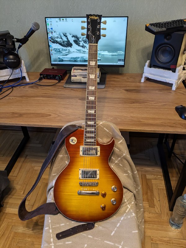 Электрогитара Vintage V100 Reissued, классный олдскульный леспол. Сделана на совесть — очень удобная — фото 1