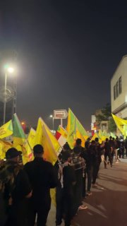 🔴באנרים של גדודי חיזבאללה בעיר קום, ירושלים והמונים ממשיכים לנהור למסגד ג'מקראן לקראת תפילות למען המנהיג ה…