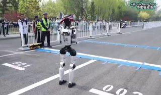 Первая смерть на полумарафоне среди роботов в Китае: железяка не заметила преграду и разлетелась, словно мечты Айзы о том, что её услышат так же, как Боню.❗️ Не грузятся фото и видео? Читайте нас в MAX