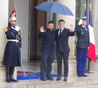 ⚡️ Макрон и Зеленский в Париже обсудили «90 млрд для мира» и «10 млрд для продолжения» боевых действийВладимир Зеленский в 12-й раз с начала военных действий прибыл в Париж для встречи с Макроном — сначала двумя делегациями, а потом и лично.Пресс-конференц