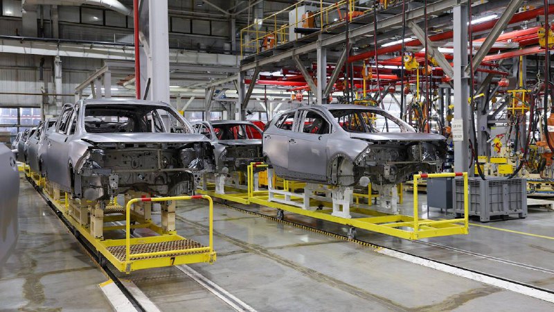 🇰🇿🚗 Қазақстанның автокөлік өнеркәсібі: рекорд қайдан шықты? 💬 «Қазақстанда көлік өндірісі жоқ, бәрін сырттан әкелеміз» - әлеуметтік желілерде мұндай пікірді жиі көруге болады. Ал ресми деректерді тексерсек, 2025 жыл отандық автокөлік өнеркәсібі үшін тарихи рекордпен аяқталғанын көруге болады. 🤔 Қалайша? Қандай зауыттар жұмыс істеп тұр? Бұл өсім ненің есебінен болды? Қарапайым тілмен түсіндіріп көрейік.  Ең алдымен - негізгі сандар «Қазақстан автомобиль одағының» дерегіне сәйкес, 2025 жылы елде 171 144 автокөлік шығарылды және бұл 2024 жылмен салыстырғанда 17,8%-ға артық көрсеткіш. Ал жалпы өндіріс көлемі 2,3 трлн теңгеден асқан. Яғни, автокөлік жасау - жай ғана бір сала емес, экономиканың драйверіне айналып отыр. Автоөнеркәсіп неге маңызды? Бір қызығы, бүгінде автокөлік өнеркәсібі машина жасау саласының 41,7%-ын және өңдеу өнеркәсібінің шамамен 8%-ын құрап отыр. Одан саланың өнеркәсіптік өсімнің негізгі қозғаушы күші мәртебесін сақтап қалғанын аңғарамыз. Қарапайым айтқанда, зауыттағы әрбір шығарылған көлік - жұмыс орны, салық, тапсырыс және қосымша өндіріс деген сөз. Инвестиция қайдан келді? 2025 жылы бұл салаға 113,6 млрд теңге инвестиция тартылған. Бұл қаржы ескі зауыттарды жаңғыртуға, жаңа өндіріс орындарын іске қосуға және автокомпоненттер өндірісін кеңейтуге жұмсалған. Соның нәтижесінде: Алматы мен Қостанайда Astana Motors Manufacturing Kazakhstan және Kia Qazaqstan зауыттары іске қосылды. Жұмыс орындары көбейді Өндірістің өсуі еңбек нарығына да әсер етті. Осылайша, автомобиль өнеркәсібіндегі жұмысшылар саны 11 153-ке дейін артқан. Бұл көрсеткіш 2024 жылмен салыстырғанда 62,2%-ға артық. Яғни, автозауыттар тек көлік шығарумен ғана айналыспай, халықты тұрақты жұмыс орындарымен қамтамасыз етті. Қандай көліктер көп шығарылды? Әдеттегідей, жеңіл автомобильдер саланың ең үлкен үрлесін құрады: • жеңіл көлік — 158 944 бірлік (+19%) • коммерциялық техника — 12 200 бірлік (+8%) Кімдер көш бастап тұр? Өндірушілер арасында Allur (Қостанай) 92 100 көлік бірлігімен көш бастаса,  Hyundai Trans Kazakhstan былтыр 52 040 көлік шығарған. Жаңа Astana Motors Manufacturing Kazakhstan зауыты да оң нәтиже көрсетті. Зауыт іске қосылған соң, алғашқы айларда 15 180 көлік шығарған. Ал, Kia Qazaqstan 2 885 көлікті жинап үлгерген.  Бұдан еліміздегі автокөлік өнеркәсібі саласының қарқынды дамып жатқанын көруге болады. Бұл - өндірісті жергіліктендіру, жеткізу тізбегін дамыту, инвестиция тарту, экспорттық әлеуетті арттыруға бағытталған ұтымды мемлекеттік саясаттың нәтижесі. Өнеркәсіп және құрылыс министрлігі саланың тұрақты өсуін, жоғары қосылған құны бар өнім үлесін арттыруды алдағы жылдары да жалғастыруды көздеп отыр.  💬 Қысқасы, «Қазақстанда автокөлік өндірісі жоқ емес» бар. Тіпті аталған сала былтыр оң нәтиже көрсетіп, ел экономикасының дамуының тағы бір дәлелі болған.🇰🇿🚗 Қазақстанның автокөлік өнеркәсібі: рекорд қайдан шықты? 💬 «Қазақстанда көлік өндірісі жоқ, бәрін сырттан әкелеміз» - әлеуметтік желілерде мұндай пікірді жиі көруге болады. Ал ресми деректерді тексерсек, 2025 жыл отандық автокөлік өнеркәсібі үшін тарихи рекордпен аяқталғанын көруге болады. 🤔 Қалайша? Қандай зауыттар жұмыс істеп тұр? Бұл өсім ненің есебінен болды? Қарапайым тілмен түсіндіріп көрейік.  Ең алдымен - негізгі сандар «Қазақстан автомобиль одағының» дерегіне сәйкес, 2025 жылы елде 171 144 автокөлік шығарылды және бұл 2024 жылмен салыстырғанда 17,8%-ға артық көрсеткіш. Ал жалпы өндіріс көлемі 2,3 трлн теңгеден асқан. Яғни, автокөлік жасау - жай ғана бір сала емес, экономиканың драйверіне айналып отыр. Автоөнеркәсіп неге маңызды? Бір қызығы, бүгінде автокөлік өнеркәсібі машина жасау саласының 41,7%-ын және өңдеу өнеркәсібінің шамамен 8%-ын құрап отыр. Одан саланың өнеркәсіптік өсімнің негізгі қозғаушы күші мәртебесін сақтап қалғанын аңғарамыз. Қарапайым айтқанда, зауыттағы әрбір шығарылған көлік - жұмыс орны, салық, тапсырыс және қосымша өндіріс деген сөз. Инвестиция қайдан келді? 2025 жылы бұл салаға 113,6 млрд теңге инвестиция тартылған. Бұл қаржы ескі зауыттарды жаңғыртуға, жаңа өндіріс орындарын іске қосуға және автокомпоненттер өндірісін кеңейтуге жұмсалған. Соның нәтижесінде: Алматы мен Қостанайда Astana Motors Manufacturing Kazakhstan және Kia Qazaqstan зауыттары іске қосылды. Жұмыс орындары көбейді Өндірістің өсуі еңбек нарығына да әсер етті. Осылайша, автомобиль өнеркәсібіндегі жұмысшылар саны 11 153-ке дейін артқан. Бұл көрсеткіш 2024 жылмен салыстырғанда 62,2%-ға артық. Яғни, автозауыттар тек көлік шығарумен ғана айналыспай, халықты тұрақты жұмыс орындарымен қамтамасыз етті. Қандай көліктер көп шығарылды? Әдеттегідей, жеңіл автомобильдер саланың ең үлкен үрлесін құрады: • жеңіл көлік — 158 944 бірлік (+19%) • коммерциялық техника — 12 200 бірлік (+8%) Кімдер көш бастап тұр? Өндірушілер арасында Allur (Қостанай) 92 100 көлік бірлігімен көш бастаса,  Hyundai Trans Kazakhstan былтыр 52 040 көлік шығарған. Жаңа Astana Motors Manufacturing Kazakhstan зауыты да оң нәтиже көрсетті. Зауыт іске қосылған соң, алғашқы айларда 15 180 көлік шығарған. Ал, Kia Qazaqstan 2 885 көлікті жинап үлгерген.  Бұдан еліміздегі автокөлік өнеркәсібі саласының қарқынды дамып жатқанын көруге болады. Бұл - өндірісті жергіліктендіру, жеткізу тізбегін дамыту, инвестиция тарту, экспорттық әлеуетті арттыруға бағытталған ұтымды мемлекеттік саясаттың нәтижесі. Өнеркәсіп және құрылыс министрлігі саланың тұрақты өсуін, жоғары қосылған құны бар өнім үлесін арттыруды алдағы жылдары да жалғастыруды көздеп отыр.  💬 Қысқасы, «Қазақстанда автокөлік өндірісі жоқ емес» бар. Тіпті аталған сала былтыр оң нәтиже көрсетіп, ел экономикасының дамуының тағы бір дәлелі болған.