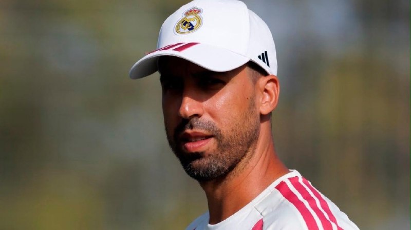 Real Madrid Club: 📲 سامی خدیرا در شبکه X :"برگشتن به رئال مادرید حس فوقالعادهای داره. برای من افتخار بزرگیه که دوباره کنار ژوزه مورینیو