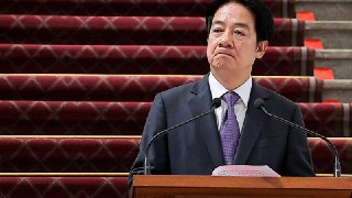 赖清德：呼吁立即释放黎智英，停止借司法之名政治迫害香港前壹传媒创办人黎智英及3间《苹果日报》公司，被控《港区国安法》下“串谋勾结外国势力”等罪，周一被判罪成，其中现年78岁的黎智英被判入狱20年，当中18年须与黎牵涉的欺诈案分期执行。台湾总统赖清德周二表示，台湾与黎智英以及所有守护自由的人们站在一起，香港的经验是一记沉痛的警讯，提醒大家民主自由绝非理所当然。👉 继续浏览后续：https://rfi.my/CQhd.g