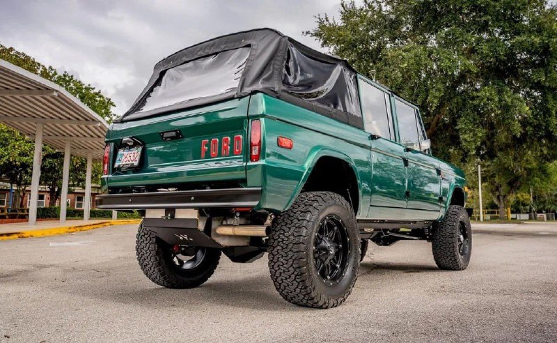 Классический трёхрядный Ford Bronco, который никогда официально не выпускался, пустят с молотка. 2