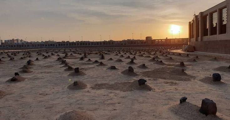 « ڕێـگـای ڕاسـت »: ئـــەی قســـەی خەڵك ؟ كـام خەڵك؟ من بەتەنیا لێپـرسینەوەم لەگەڵ دەكرێ{وَكُلُّهُمْ آتِيهِ يَوْمَ الْقِيَامَةِ فَرْدًا}